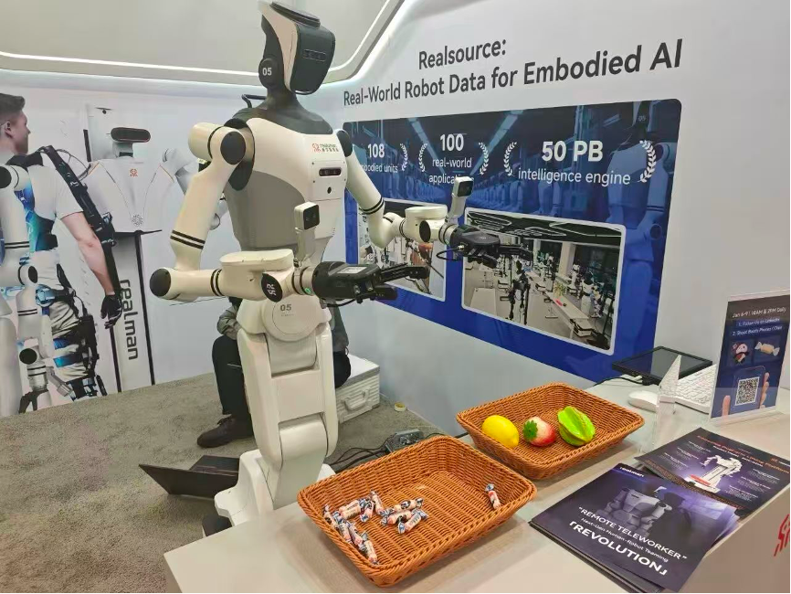 机器人亮相春晚舞台，从表演到实用需突破技术难关