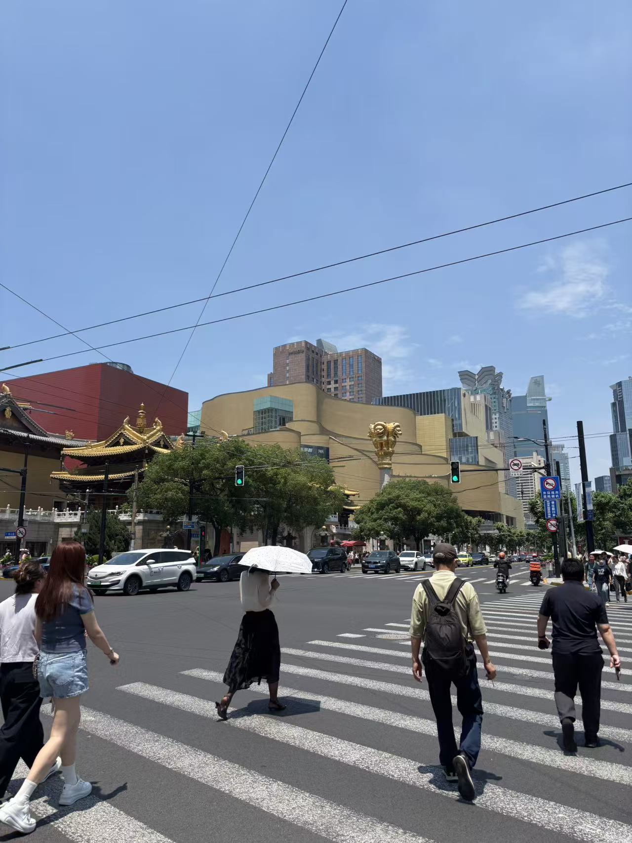 宇树科技体验馆亚洲首店：四足机器人C端首超科研，人形机器人七成卖给实验室